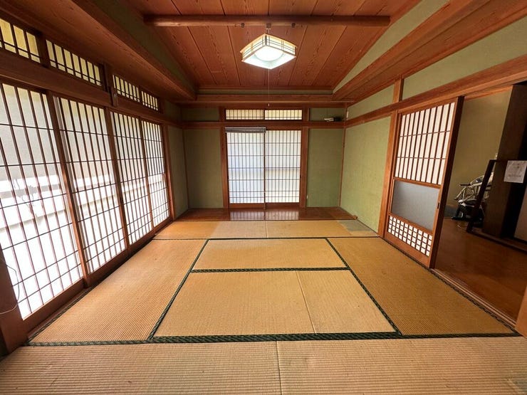1階和室8帖
開放感あふれる広々とした本格和室