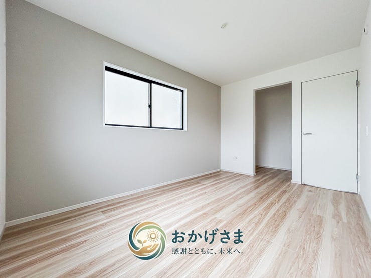 【洋室】
落ち着いたグレーのアクセントクロスが映えるお部屋。奥にはウォーキングクローゼットが配置されています。