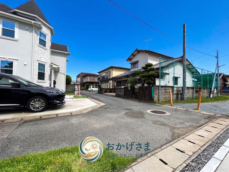 【前面道路】
しっかりと舗装された見通しの良い前面道路。周りの建物との間隔も程よく、お車の出し入れもスムーズです。
