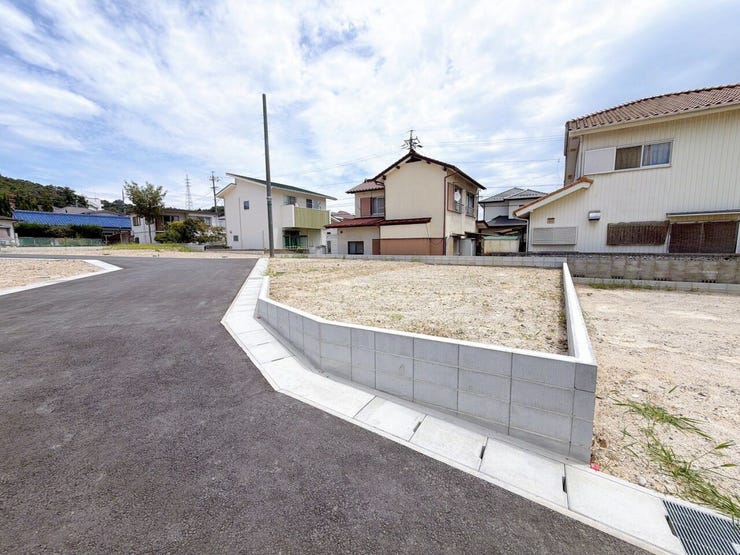 【西向きの土地】
西向きの土地は昼から夕方にかけて心地よい陽射しが差し込み、室内が明るく暖かく保てます♪
家族で過ごす夕方の時間に、照明の使用も抑えられるため電気代の節約にもつながります!