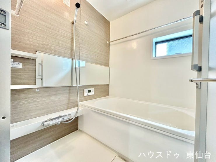 入浴以外はお洗濯物も乾かしてくれる働きもののお風呂です♪
足を延ばしてゆっくりくつろげる、戸建ならではの浴室です♪