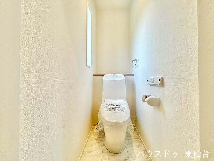 シンプルイズザベストトイレ♪もちろん温水洗浄便座付きです♪