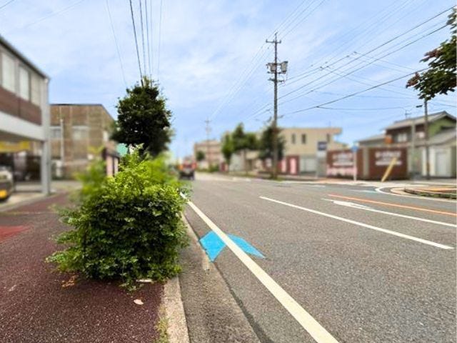 前面道路は橋北通。道幅が広く国道1号線、国道23号線へのアクセスも◎