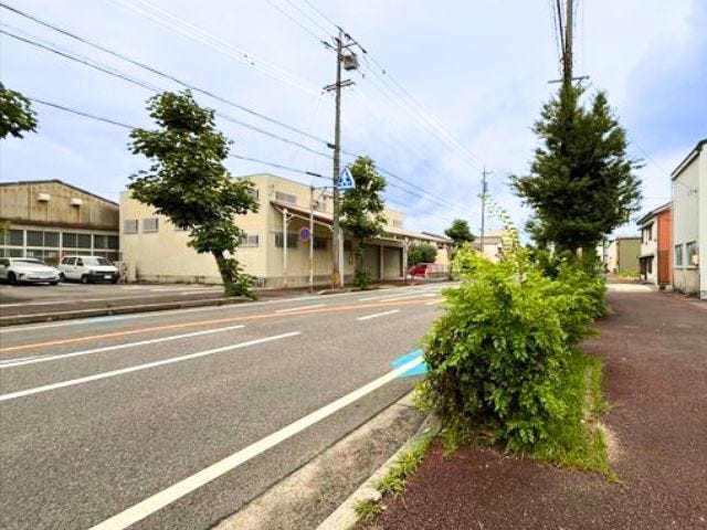 前面道路は橋北通。広めの歩道がありお子様の通学も安心です。