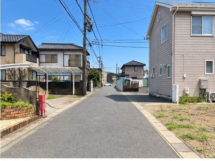 【前面道路】
大型車の通行が少なく、静かで落ち着いた環境が魅力です♪
小さなお子さんがいるご家庭でも安心して暮らせます!
車がスピードを出しにくく、交通事故のリスクも低減される安全な住環境です!