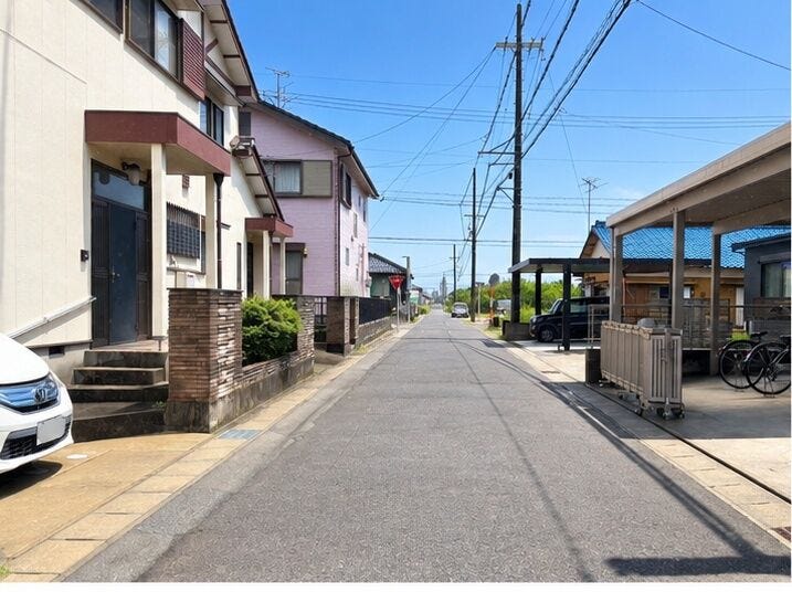 【前面道路】
交通量が少なく静かな環境のため、歩行者や高齢者、お子様にも安心の立地です♪
周辺の騒音も少ないため、落ち着いた雰囲気の中で穏やかな毎日を過ごしたい方にぴったりの住環境です!