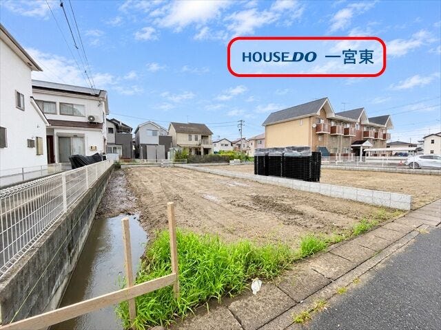 【外観】
4LDK+S 駐車場あり、
名鉄名古屋本線 「名鉄一宮」 駅までバス乗車12分、
「せんい一丁目」 停まで徒歩6分、
学区:丹陽西小学校 徒歩10分、丹陽中学校 徒歩28分