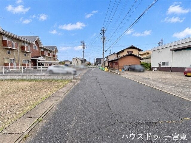 ≪南側東向き 幅約8.5m≫
引越し業者のトラックも問題なく停めて置くことが出来る道幅です。