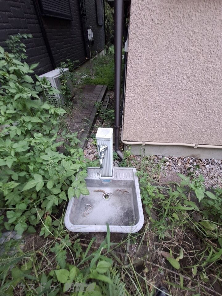 外にも水栓がついてます★洗車や、植木のみずやりに便利★