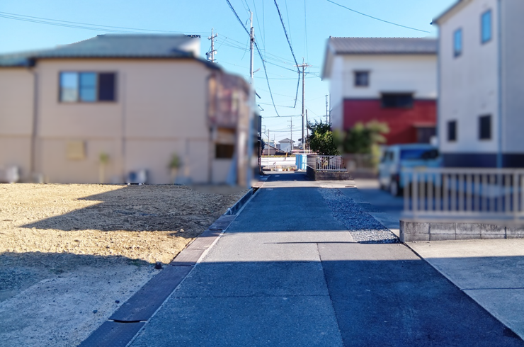 前面道路約2.6mです。交通量も少なく落ち着いた住環境です。