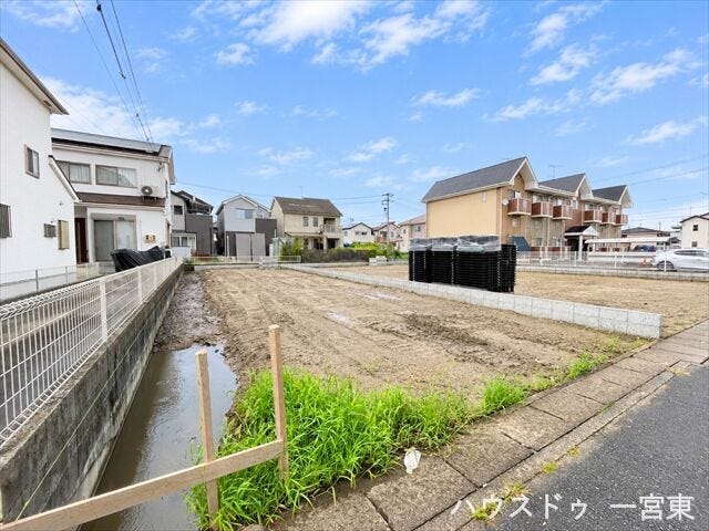 まだ更地の状態ですが、これから建築が始まっていきます。間取り図を見ながら、どんな外観や内装になるのか想像するのも楽しいですね。
