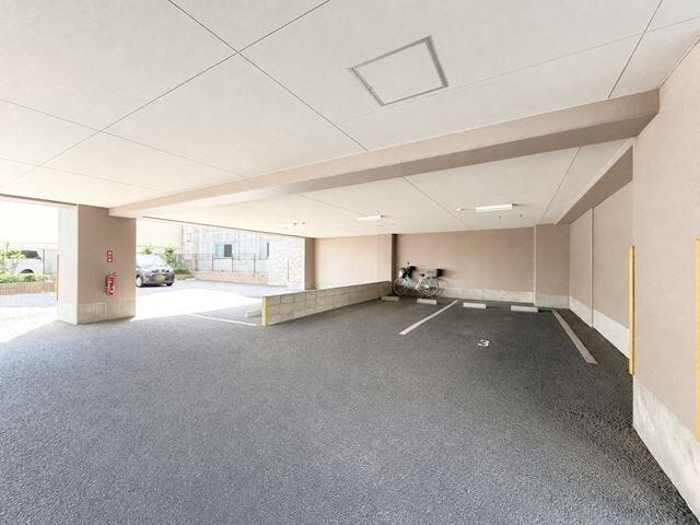 屋根付き駐車場を備え、雨の日でも快適にご利用いただけます。
