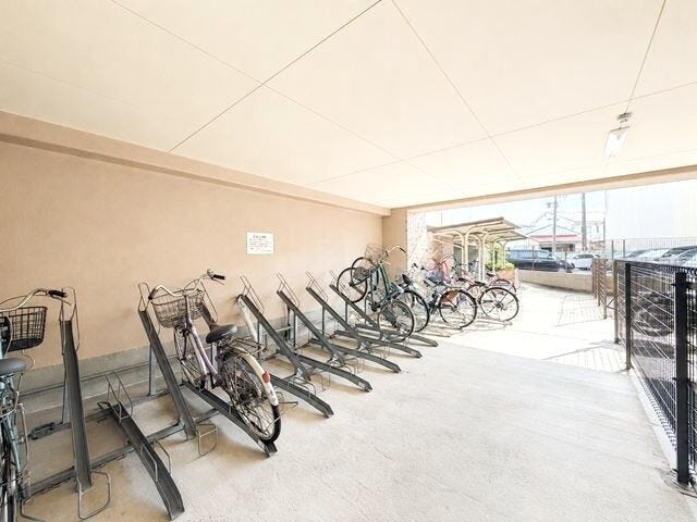 大切な自転車を雨や日差しから守る屋根付き駐輪場。