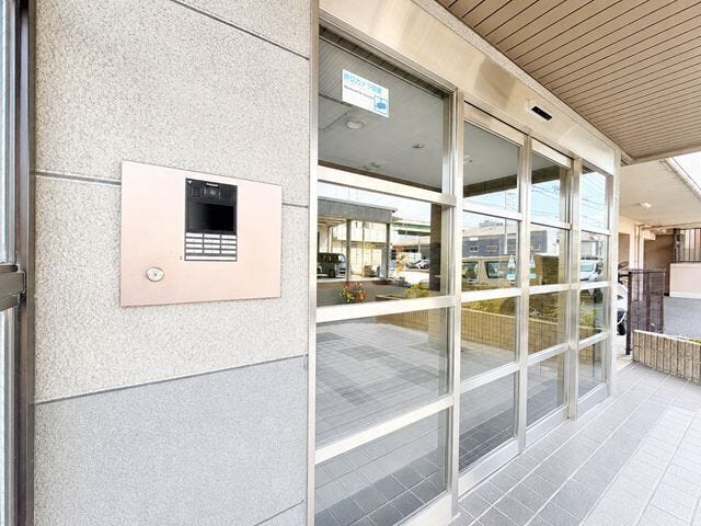防犯性に配慮したオートロック設備を備えています。