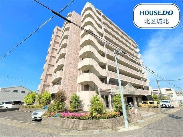 重厚感のある堂々とした外観。植栽もきれいに整えられ、落ち着いた住環境を感じられます。