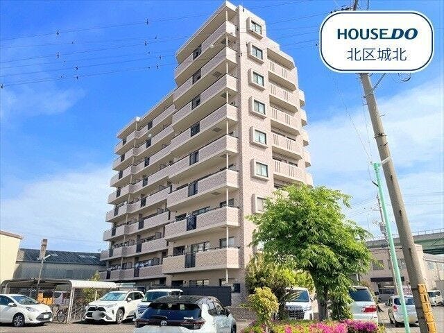 ゆとりを感じる堂々とした佇まい。豊かな植栽が外観に彩りを添え、落ち着いた雰囲気のマンションです。