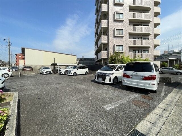 車の出し入れがしやすい平面駐車場。