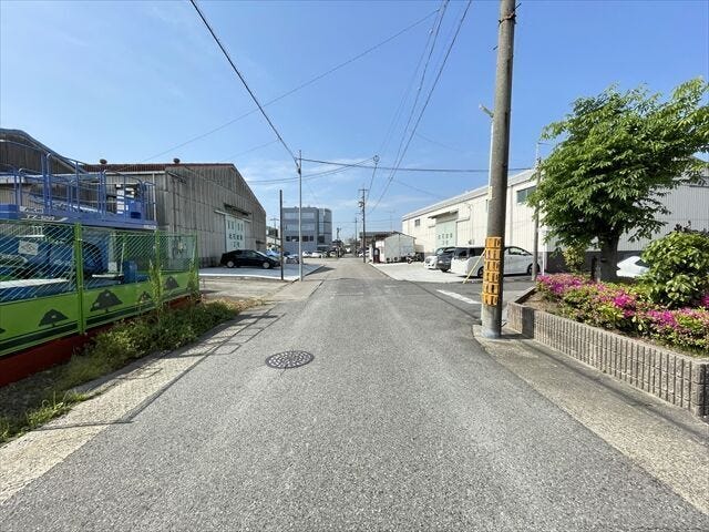 道路幅にゆとりがあるので、車種を選びません。大きめの車に乗りたい方にもオススメです。