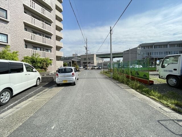 引っ越しトラックなど大きな車も余裕をもって通行することができます。
