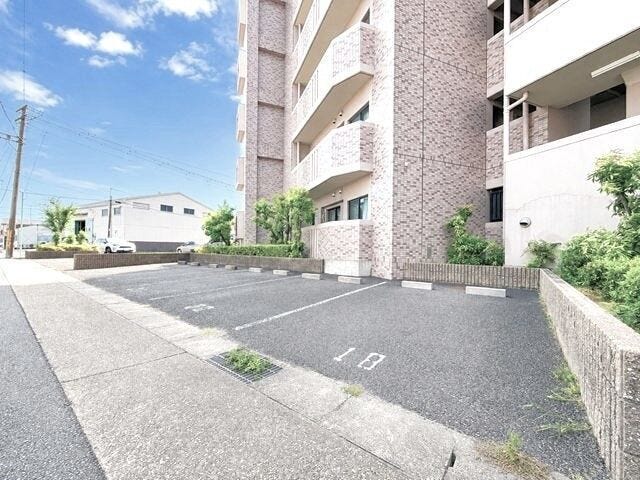 ゆとりのある駐車スペースが確保されています。