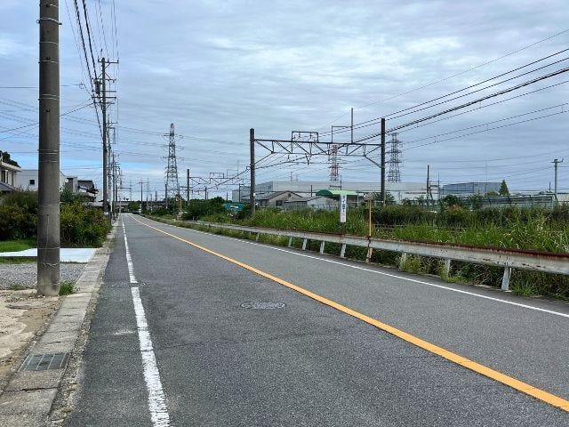 幅員約6.6mの前面道路です。道路幅にゆとりがあるので、車種を選びません。大きめの車を乗りたい方にもオススメです。(2026年9月10日撮影)