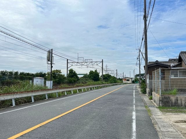 見通しの良い前面道路なので、車の出し入れもしやすいです。(2026年9月10日撮影)