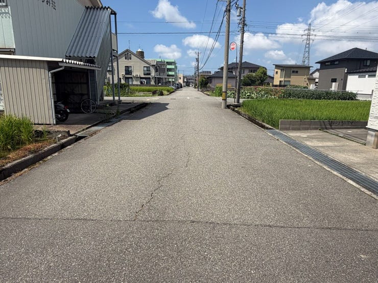 広々とした6m道路で、車の出し入れもスムーズに行えます♪
