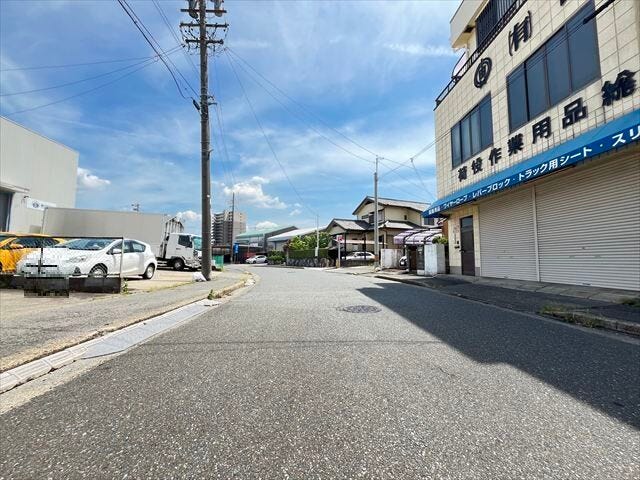 車の出し入れもしやすく、また配達などの車が停まっていても通行出来る道幅となっています。