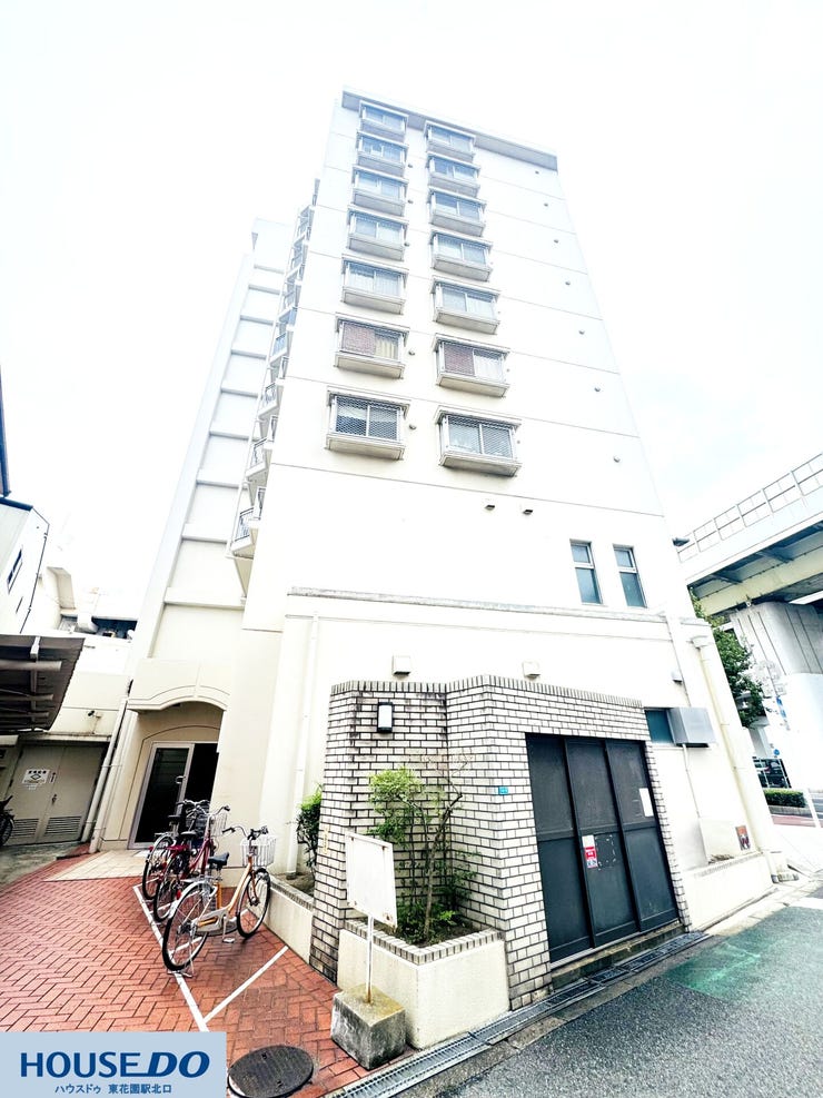 【外観】
白を基調としたすっきりとした外観のマンション☆敷地内には駐輪スペースやゴミ置き場も整備♪整った共用部分が暮らしの快適さを支えます!
