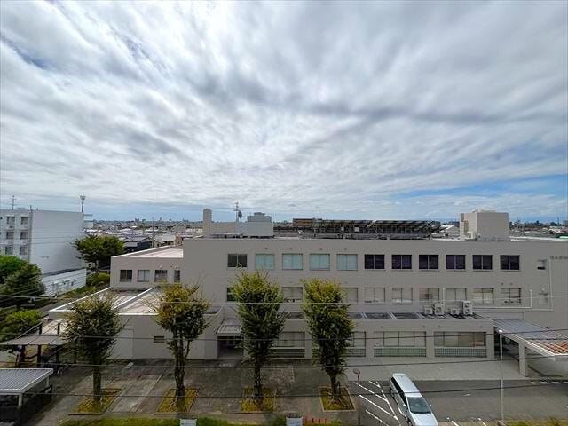 見晴らしの良い眺望が魅力。開放感のある景色を楽しみながら、ゆったりとした時間を過ごせる住まいです。