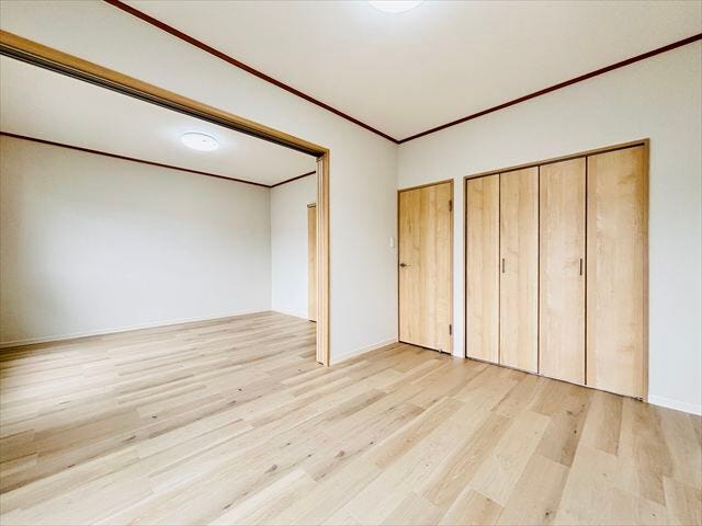 ≪6帖北西側≫広々とした洋室は、間仕切りを設けて2部屋としても利用可能。長く快適に暮らせる間取りです。