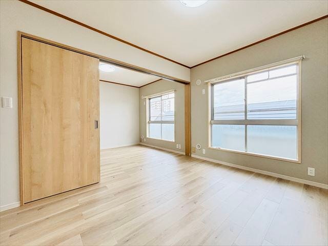 ≪6帖北東側≫北側6帖の洋室は、扉を開ければ開放感のある広々空間に。用途に応じて使い分けられる便利な間取りです。