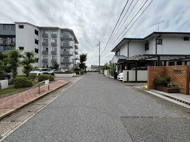 ≪西側南向き≫落ち着いた住環境が魅力の立地。前面道路の状況も含め、現地でじっくりご確認いただけます。