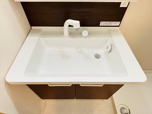 ≪洗面ボウル≫お手入れしやすい洗面ボウルを採用し、いつでも清潔な洗面スペースを保ちやすい仕様です。