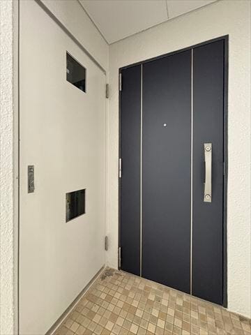 ≪外玄関≫落ち着いた雰囲気の外玄関は、ご家族を優しく迎える住まいの顔。毎日の暮らしに心地よさを添えます。