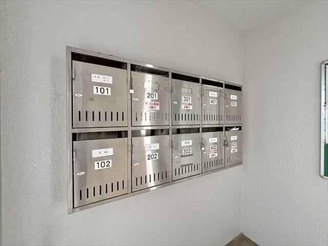 ≪ポスト≫郵便受けが1階にあり、外部の方が不用意にそれぞれの部屋まで来られることを防げますね。