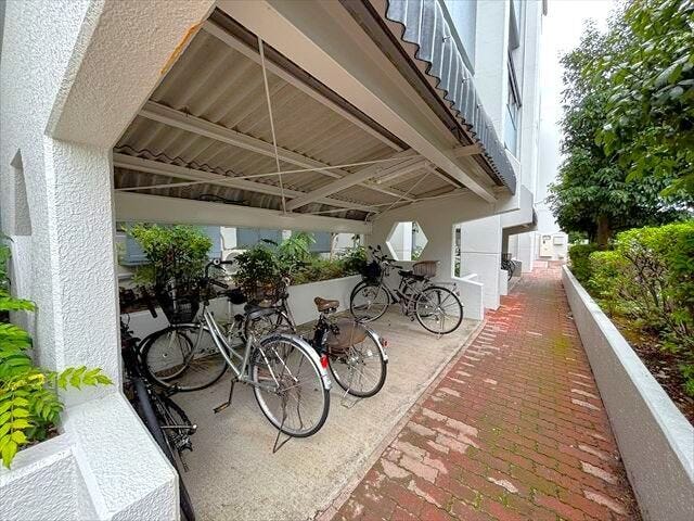 ≪駐輪場≫敷地内駐輪場付きで、自転車の出し入れもスムーズ。毎日の移動に便利な住環境が整っています。