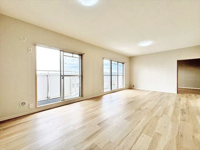 南向きのため明るく暖かな陽射しが楽しめるリビング。自然光をたっぷり取り込み、心地よく過ごせる住まいの中心です。