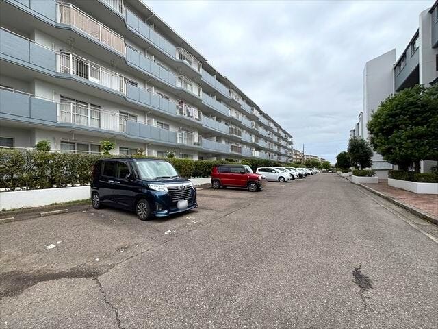 敷地内に駐車場を完備。お車をお持ちの方にも嬉しく、毎日の通勤やお出かけを快適にサポートします。
※空き状況はお問い合わせください。