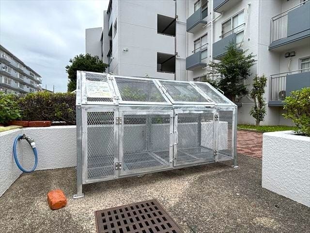 ≪ゴミ置き場≫敷地内ゴミ置き場を備え、日常のゴミ出しも便利。毎日の暮らしを快適にサポートする共用設備です。