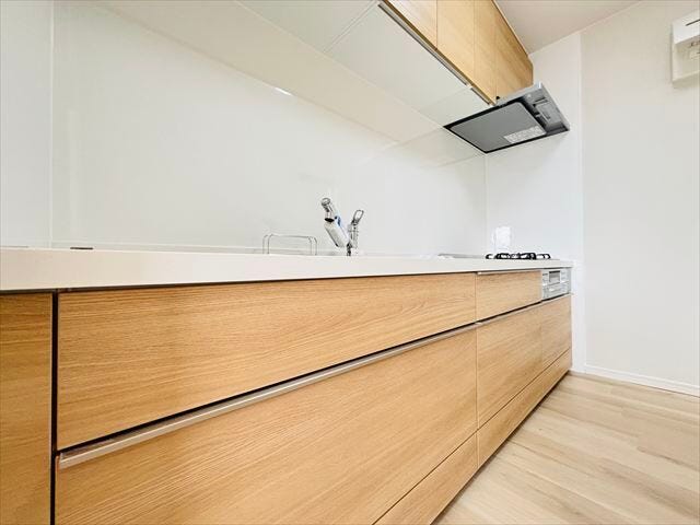 ゆとりある作業スペースを確保したキッチン。調理や片付けもスムーズに行え、家事効率を高めてくれます。