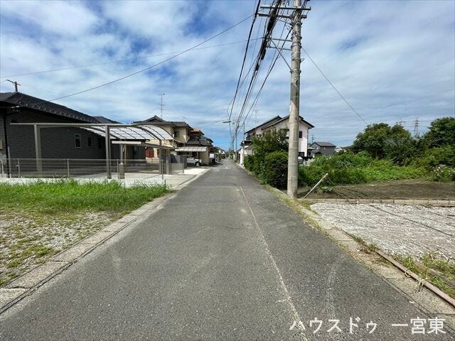 ≪南側西向き 幅約4.8m≫
車1台が余裕を持って通れる道幅です。車はスピードを控えるので事故率の軽減や歩行者も安心して通行できます。