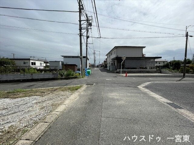 ≪南側東向き 幅約4.8m≫
お子様と手を繋いで歩いている横を車が通り抜けれる道幅となっています。安心してお子様と一緒にお出掛けする事が出来ます。
