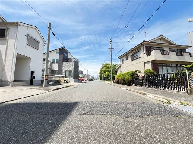車が余裕を持ってすれ違うことが出来る道幅です。車の出し入れも余裕を持って行うことが出来ます。