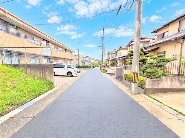 幅員約6mの前面道路です。道路幅にゆとりがあるので、車種を選びません。大きめの車を乗りたい方にもオススメです。