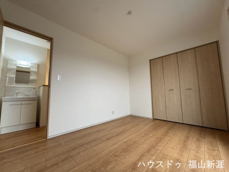 木目のフローリングが落ち着いた雰囲気の洋室。収納スペース付きで、家具を置いてもお部屋をすっきり使えます。