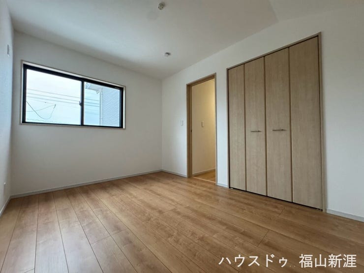 ゆとりを感じられる洋室は、主寝室にもおすすめ。クローゼット付きで、衣類や荷物もしっかり収納できます。