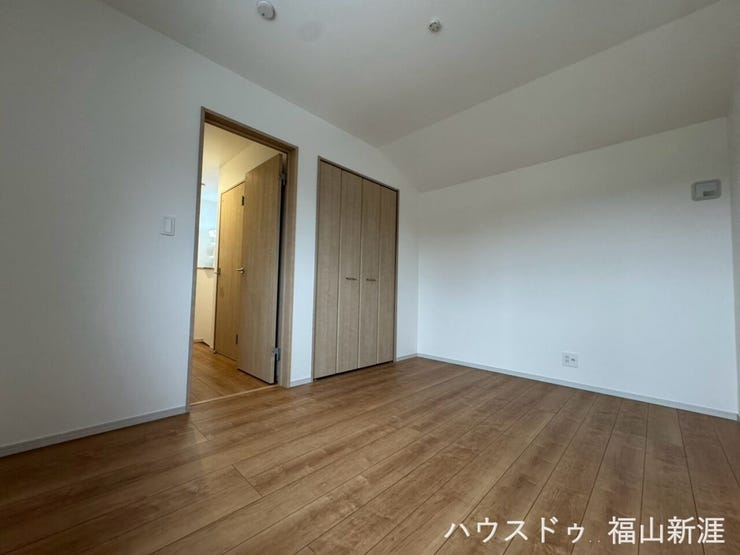 木目のフローリングが落ち着いた雰囲気の洋室。収納スペース付きで、家具を置いてもお部屋をすっきり使えます。