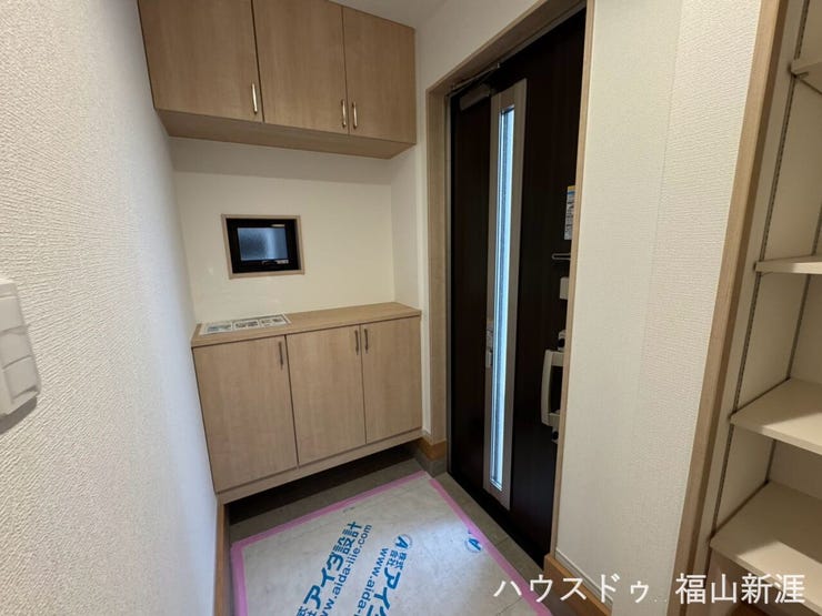 玄関には上下に収納を備え、靴をすっきり整理できます。明るい木目を取り入れた、やさしい印象の玄関スペースです。
