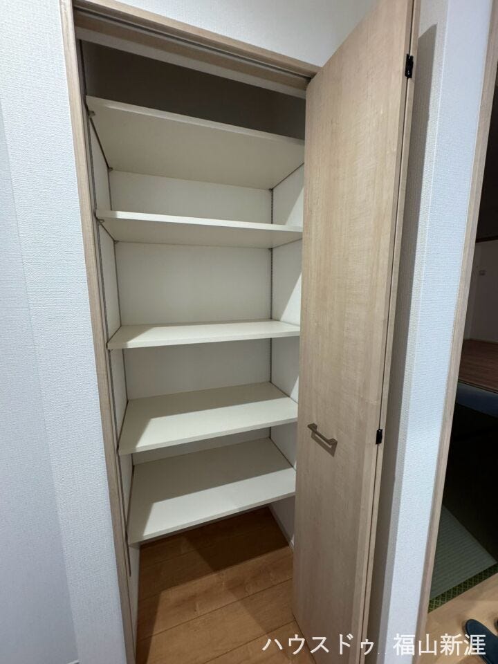 可動棚付きの収納スペース。日用品や掃除用品、食品のストックなど、用途に合わせてすっきり整理できます。